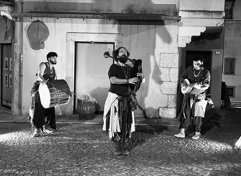 Riuros suonano acustici con la musica itinerante al Tempus est Jocundum di Gemona del Friuli