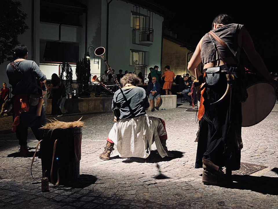 Scopri di più sull'articolo Riuros acustici al Tempus est Jocundum: la musica medievale itinerante rivive a Gemona del Friuli